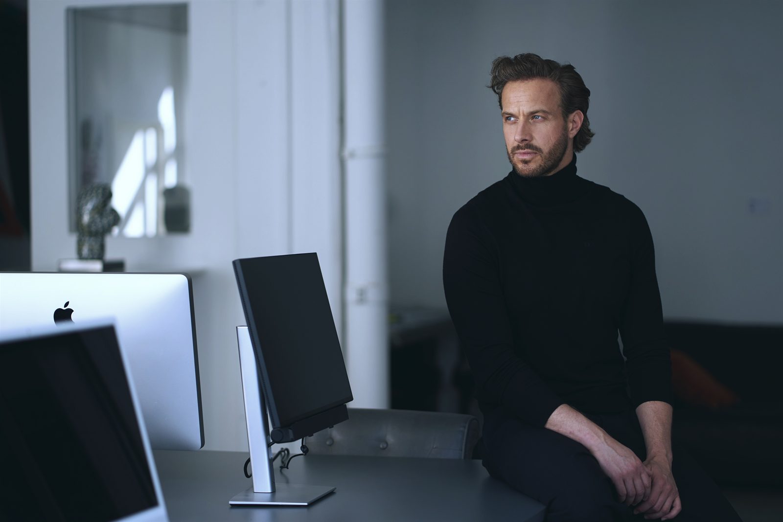 Gerrit Winter in a reflective office setting